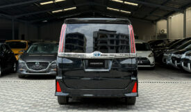 Toyota Noah Hybrid 2018